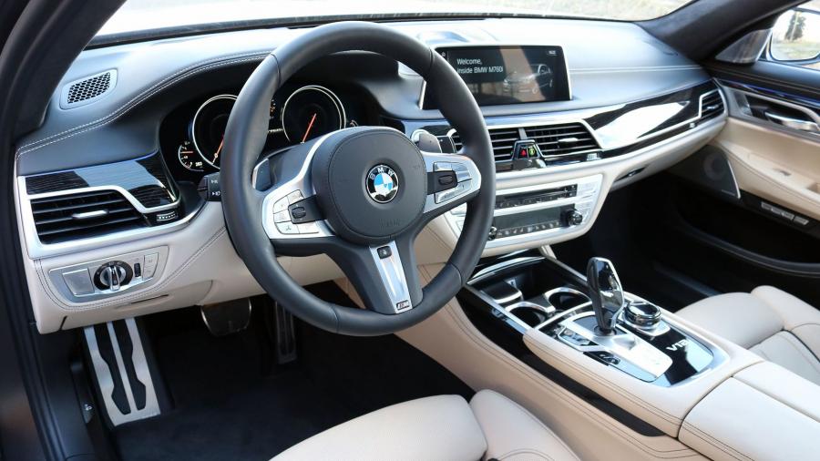 Интерьер BMW M760i xDrive V12 Excellence 2017 года  (US) (фото 19 из 29)